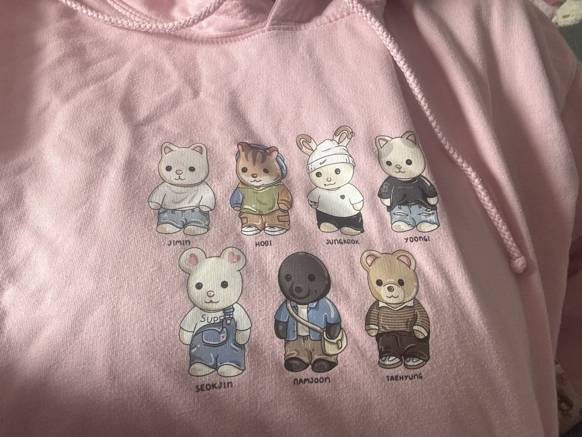 breadcheeksjins's tweet photo. this is my fav hoodie EVERRRR but i can’t remember the seller 😞 they were uk based someone pls help https://t.co/LHG9Dd4gBj