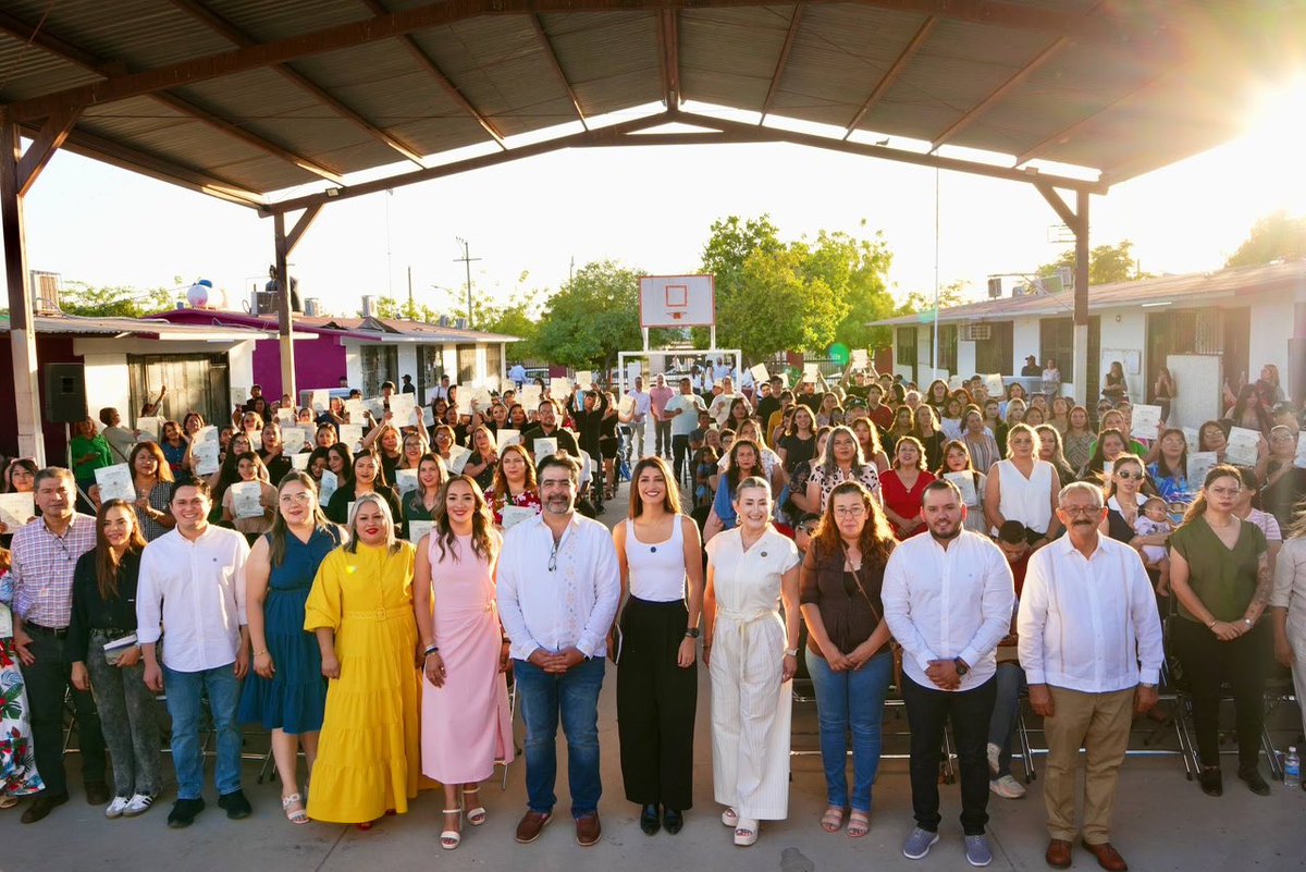 PaulinaOcanaE's tweet photo. Anduvimos con grandes amigas y amigos de la colonia Solidaridad en #Hermosillo en su graduación de ICATSON en tu colonia. 🎓✨

Como dice nuestro gobernador @AlfonsoDurazo, queremos que Sonora sea una tierra de oportunidades para todas y todos. 

Por eso acercamos estos programas para que más personas puedan capacitarse, crecer y construir un mejor futuro para sus familias. ¡Muchas felicidades!