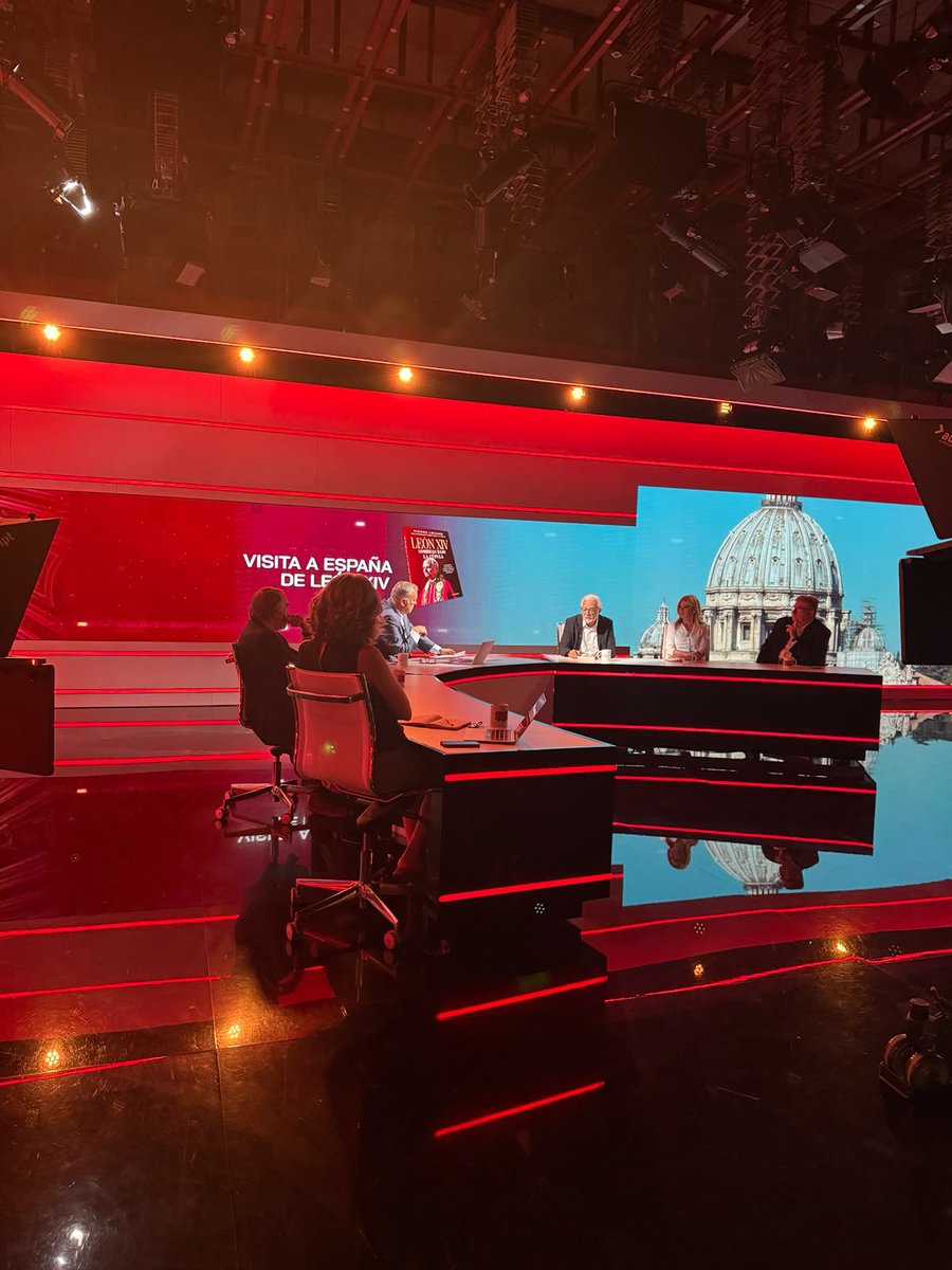 vicenslozano's tweet photo. Setmana complicada aquesta després de la promo a Madrid. DILLUNS Matins Tv3 ( 8:35) i 17:20 @radio4_rne . DIMARTS : @btvnoticies (9:00), i @versiorac1 (17hs) DIMECRES : Especial Matins Tv3 des de Sgda. Familia ( 8:30) , Especial @CatalunyaRadio( 17:30) .  @Grup62 @Ed_Portic https://t.co/gTtylFz9MV