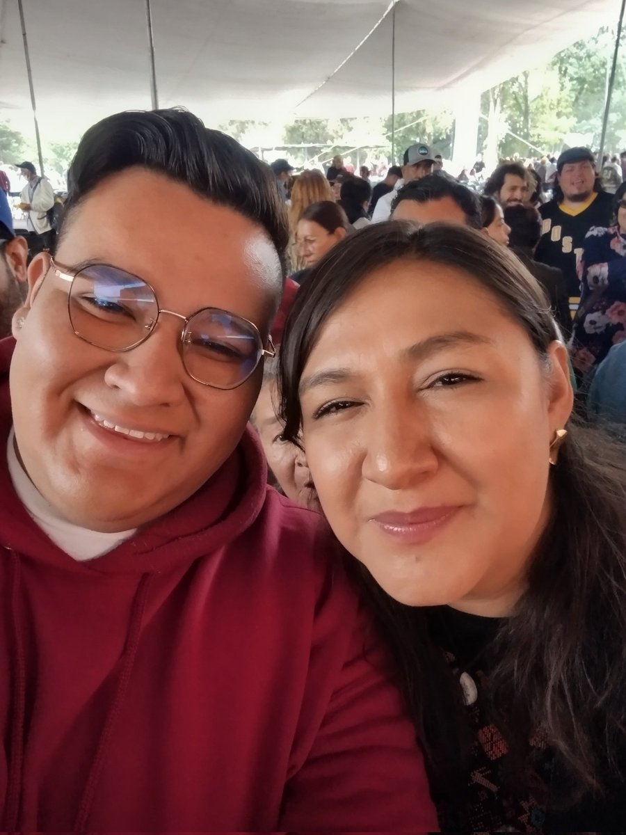 Azul11849187's tweet photo. ✨🏳️‍🌈 Defender la soberanía de México es defender los #DerechosHumanos de poblaciones históricamente vulneradas. 
Por ello acompañamos la mega asamblea informativa de respaldo al extraordinario trabajo de nuestra presidenta  y nuestra jefa de Gobierno, ¡No están solas! 👊🏻🏳️‍🌈✨ https://t.co/c4NcvsU5bm