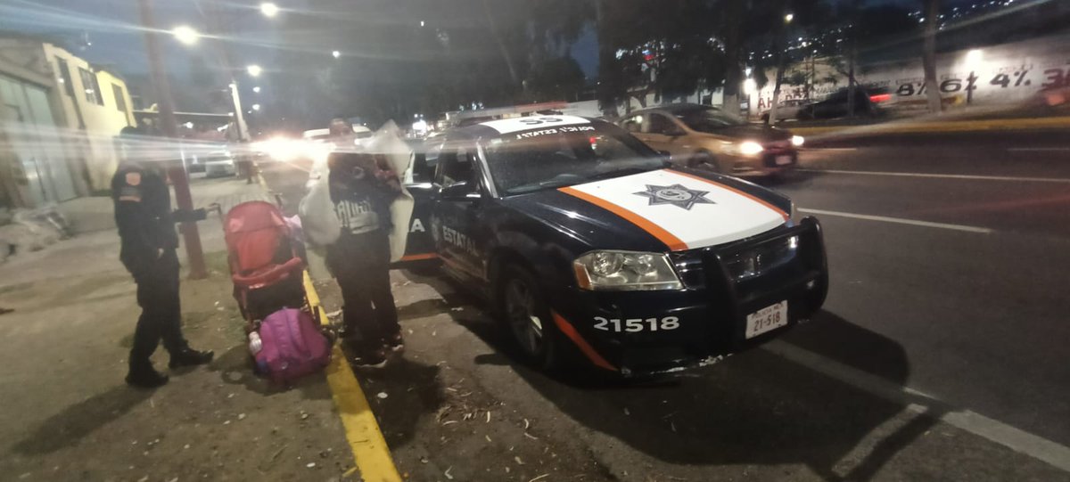 SS_Edomex's tweet photo. 👮‍♀️ 🤝 Personal de esta dependencia brindó apoyo y acompañamiento a una mujer y a su hijo que se encontraban en situación de vulnerabilidad para recibir la atención correspondiente. https://t.co/cOekluDG37