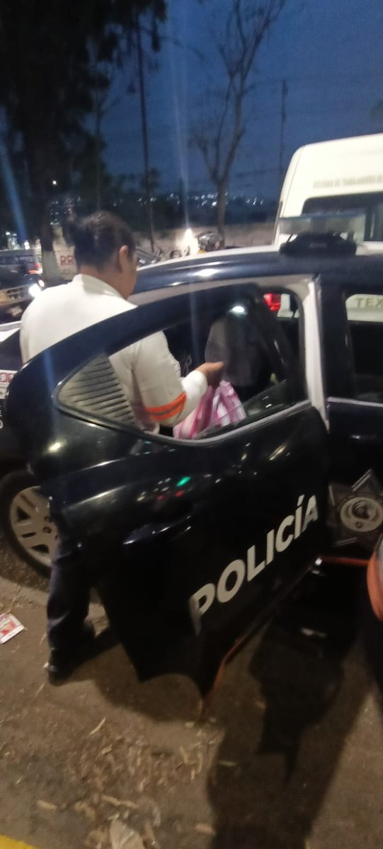 SS_Edomex's tweet photo. 👮‍♀️ 🤝 Personal de esta dependencia brindó apoyo y acompañamiento a una mujer y a su hijo que se encontraban en situación de vulnerabilidad para recibir la atención correspondiente. https://t.co/cOekluDG37