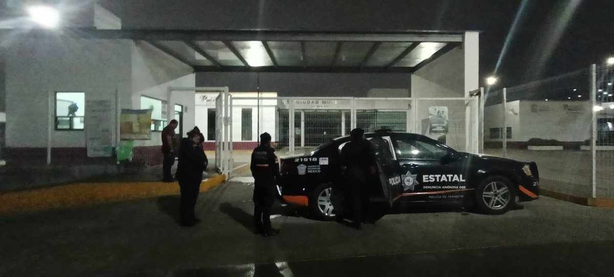 SS_Edomex's tweet photo. 👮‍♀️ 🤝 Personal de esta dependencia brindó apoyo y acompañamiento a una mujer y a su hijo que se encontraban en situación de vulnerabilidad para recibir la atención correspondiente. https://t.co/cOekluDG37