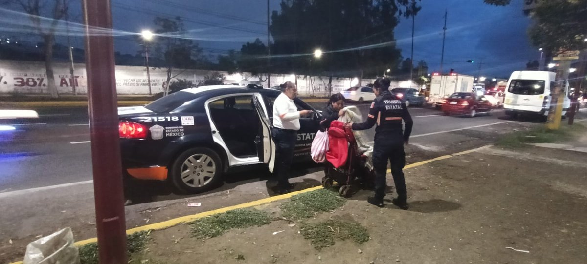 SS_Edomex's tweet photo. 👮‍♀️ 🤝 Personal de esta dependencia brindó apoyo y acompañamiento a una mujer y a su hijo que se encontraban en situación de vulnerabilidad para recibir la atención correspondiente. https://t.co/cOekluDG37