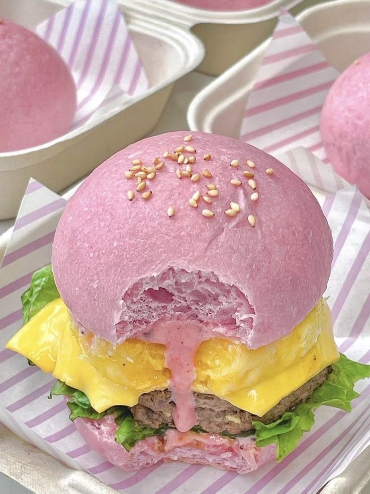 insperarise's tweet photo. pink cheese burger https://t.co/pYNNdkJYUi