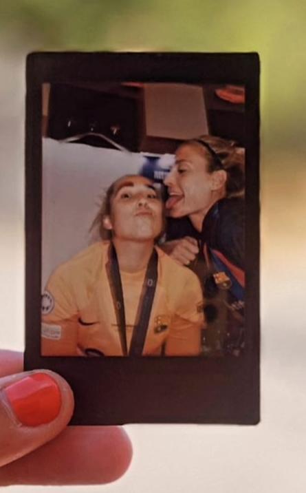 arantxa1307's tweet photo. “Uf, jodido. Ella me ha abierto el camino para que hoy pueda vivir de esto. Nos ha contagiado esa vena competitiva y lo que significa defender este escudo. Ahora le toca ser feliz en otro lado, no hay nadie que se lo merezca más.” ❤️‍🩹 @catacoll2001 @alexiaputellas https://t.co/z4kk49wZBs