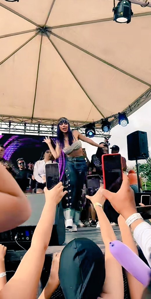 Jonnybrito_1's tweet photo. Perdonme la calidad. 
Por algo se comienza, que lindo ver a Alexa cumplir sus sueños, esta Alexa me gusta enfocada 😍. #EstoyConAlexa #ToberllinoMorado #LaCasaDeLosFamososCol3 https://t.co/6v34HnrNkE