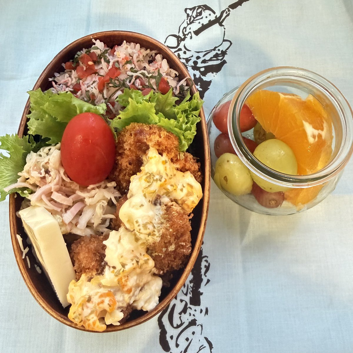 RIELLEGARDEN's tweet photo. お弁当でけた！鶏胸カツ弁当。先日、河鍋暁斎を見にサントリー美術館へ行ってきた。可愛い手ぬぐいがゲット出来て嬉しい！ https://t.co/swK4Gs7axX