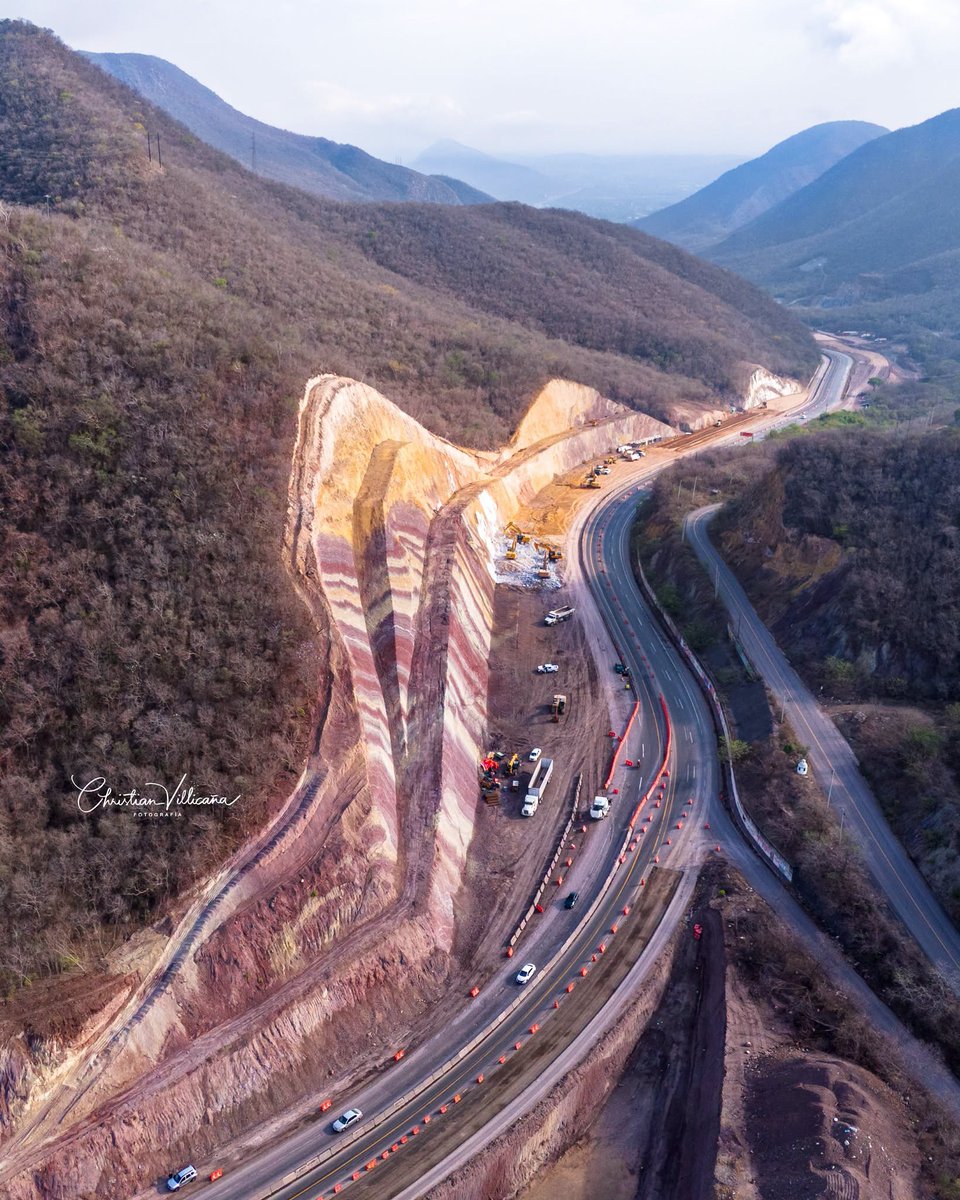 AdColima's tweet photo. #EntérateAD | 📸 Impactan colores naturales de cerro expuesto en obras de la autopista Colima-Manzanillo

Así lo compartió el fotógrafo Christian Villicaña a través de sus redes sociales: https://t.co/DXTjkZrTnm