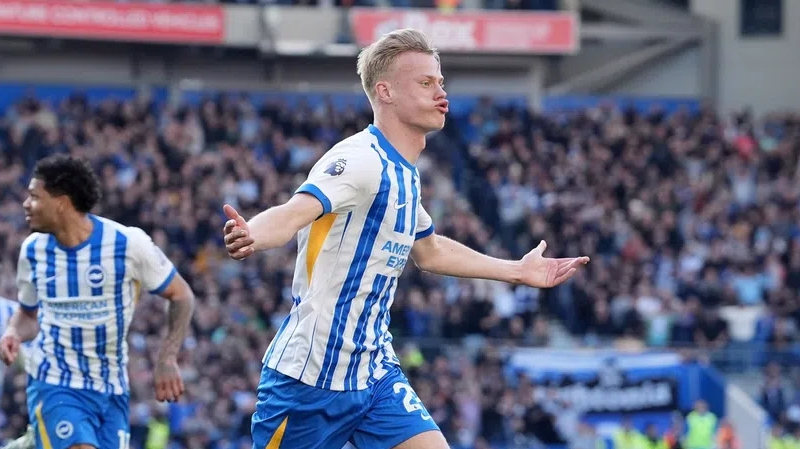 GaryRWard's tweet photo. Jan Paul van Hecke is considered a very important target for De Zerbi, as Van Hecke is capable of quickly adapting to his style.

Brighton will not agree to sell unless for a large sum, despite only one year remaining on his contract.

The deal will be a true test of Tottenham's willingness to support De Zerbi in the transfer market.

- Via Alasdair Gold YouTube

#THFC #COYS #SPURS #TOTTENHAM