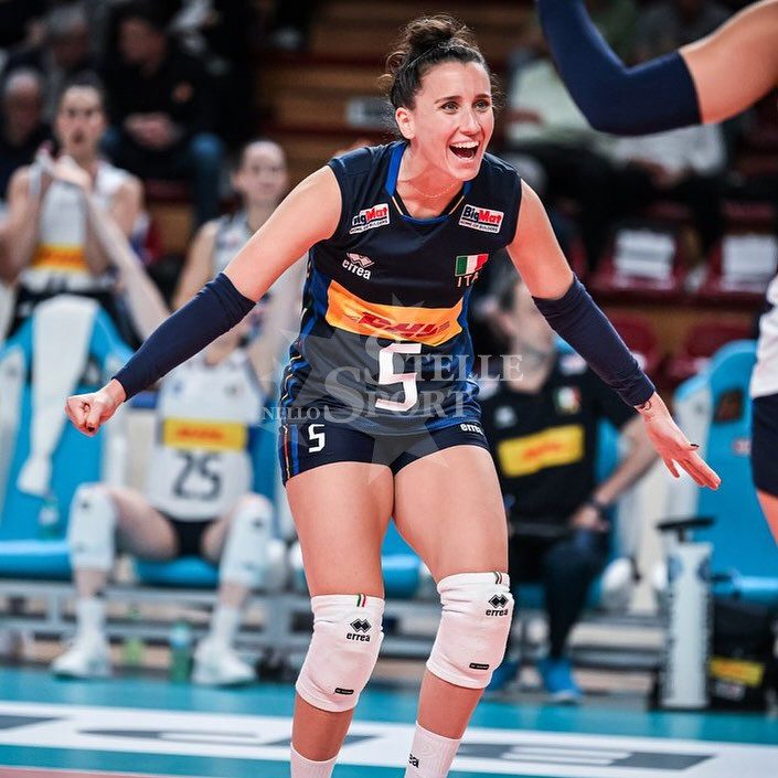 Cpt_sbada's tweet photo. Brezilya'ya karşı oynanan ve hücumda %100 başarı oranı yakaladığı VNL maçındaki performansının ardından, Fenerbahçe Medicana İtalyan smaçör Ilaria Spirito'yu kadrosuna katmaya ilgi gösterdi.

🗞️Carlos el Topo que Gira https://t.co/9eq6TsAdyT