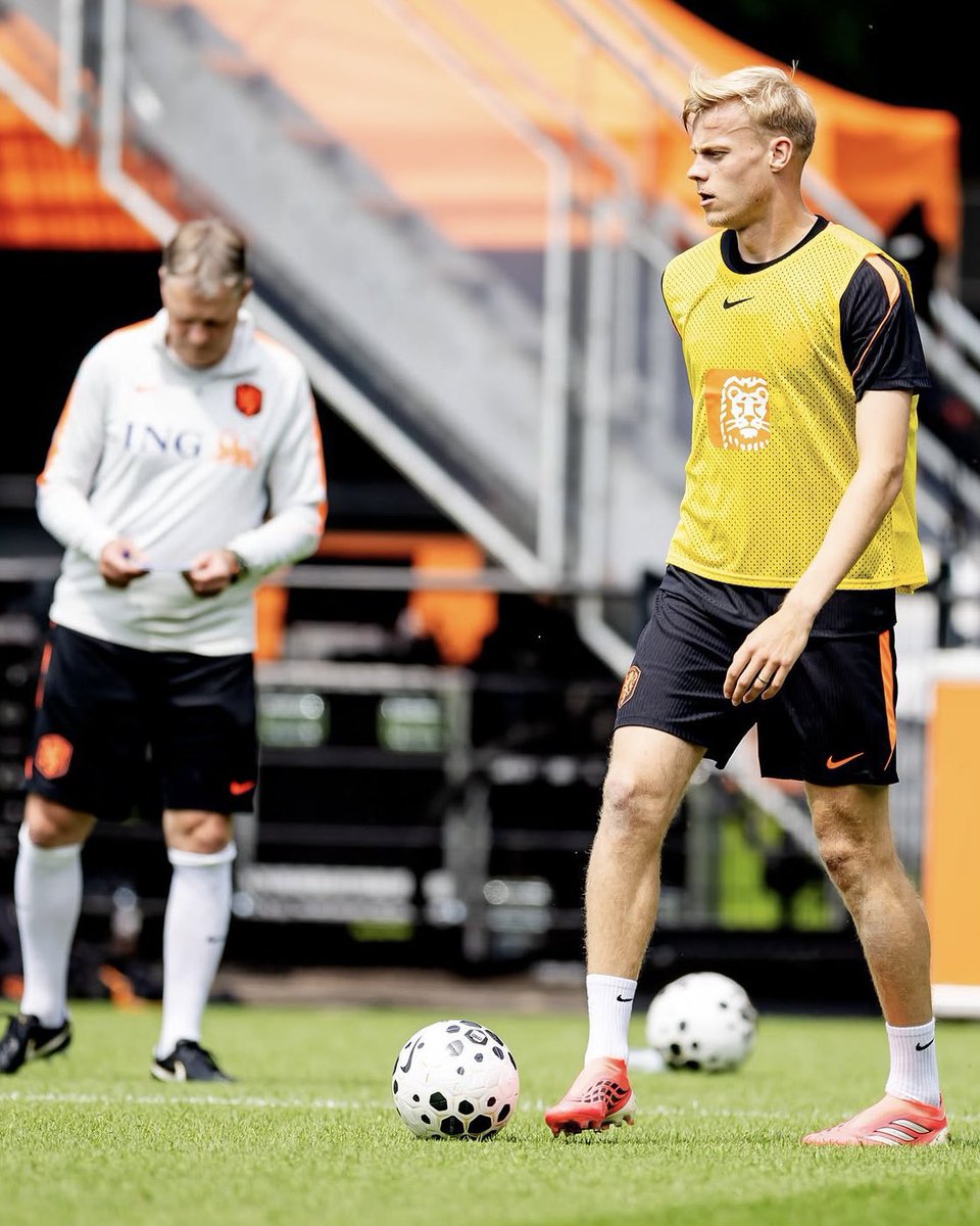 papodetottenham's tweet photo. O Tottenham já chegou a um acordo contratual com o zagueiro Jan Paul van Hecke!

O jogador holandês não está considerando nenhuma outra proposta, ele quer apenas se transferir para o Tottenham [Joost Blaauwhof🥇/🥈] https://t.co/4pKURfkaY6
