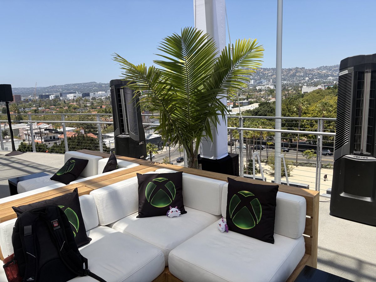 MataraKan's tweet photo. They are in a very important meeting about important Xbox developments https://t.co/eS6b6DXnqN