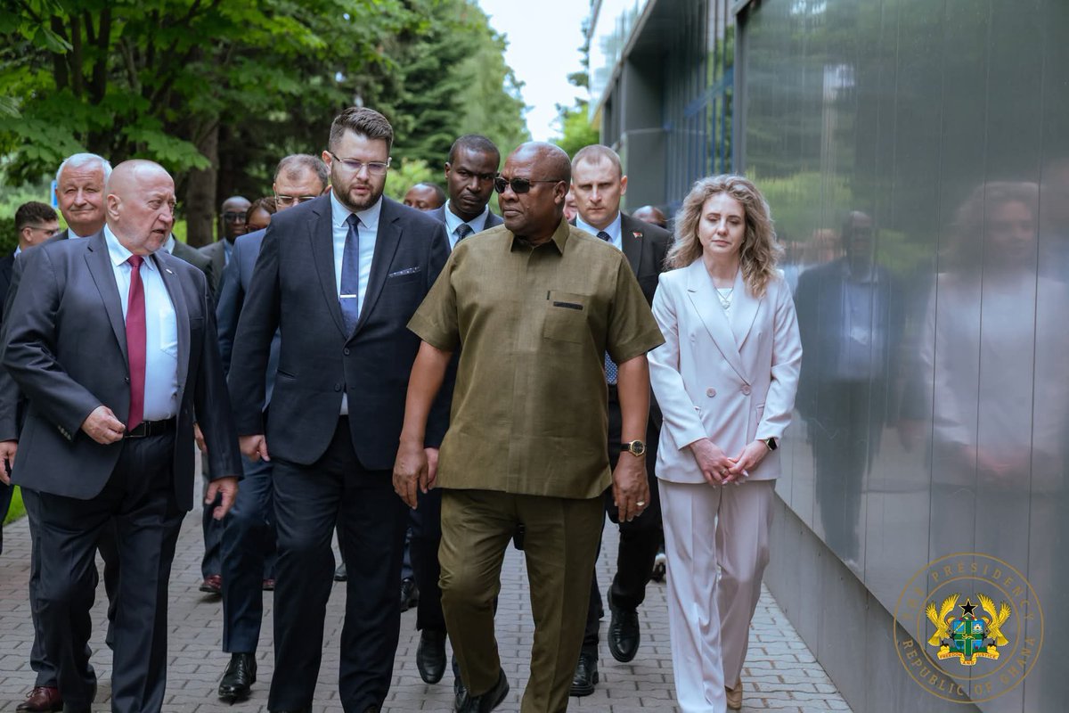 mista_opare's tweet photo. As part of his State Visit to Belarus, H. E @JDMahama travelled to the city of Brest to explore opportunities for agricultural cooperation and food security. H. E was received by the Governor of Brest, Piotr Parkhomchik and senior Belarusian officials before touring a major agro-industrial facility, where he observed advanced production processes and explored opportunities for collaboration. President Mahama also invited Belarusian investors to partner with Ghanaian businesses, highlighting the mutual benefits of closer economic cooperation and knowledge sharing in agriculture and agro-processing.

#MahamaThePresident
#MahamaInBelarus