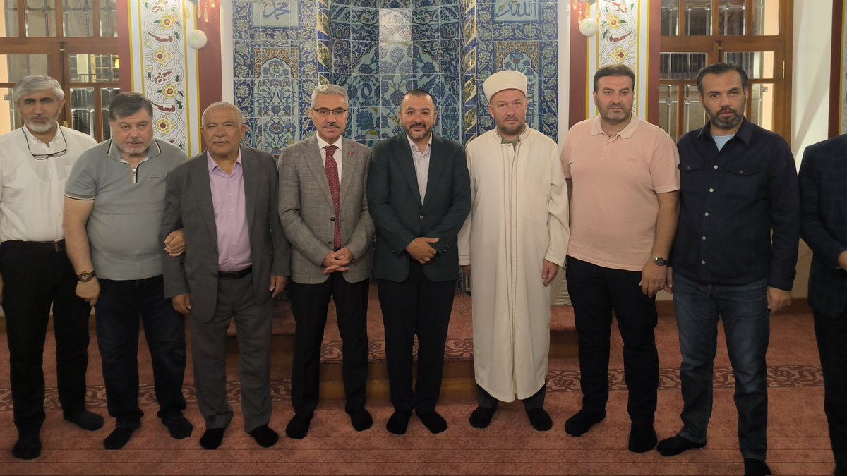 UskudarKaymakam's tweet photo. Kandilli Sultan Mahmud-u Evvel Camii yeniden ibadete açıldı..

Üsküdar Kandilli Mahallesinde bulunan Kandilli Sultan Mahmud-u Evvel Camii, Vakıflar Genel Müdürlüğü’nün koordinasyonunda ve hayırsever Ayhan Ailesi'nin katkılarıyla, aslına uygun olarak yapılan restorasyon neticesinde yeniden ibadete açıldı.

Kaymakamımız Sn. Adem Yazıcı, camimizde kılınan akşam namazı sonrası vatandaşlarımızla musafaha yaparak, akşam yemeğinde bir araya geldi ve restorasyonu gerçekleştiren Namık ve Taha Ayhan Ailesi'ne teşekkür etti.