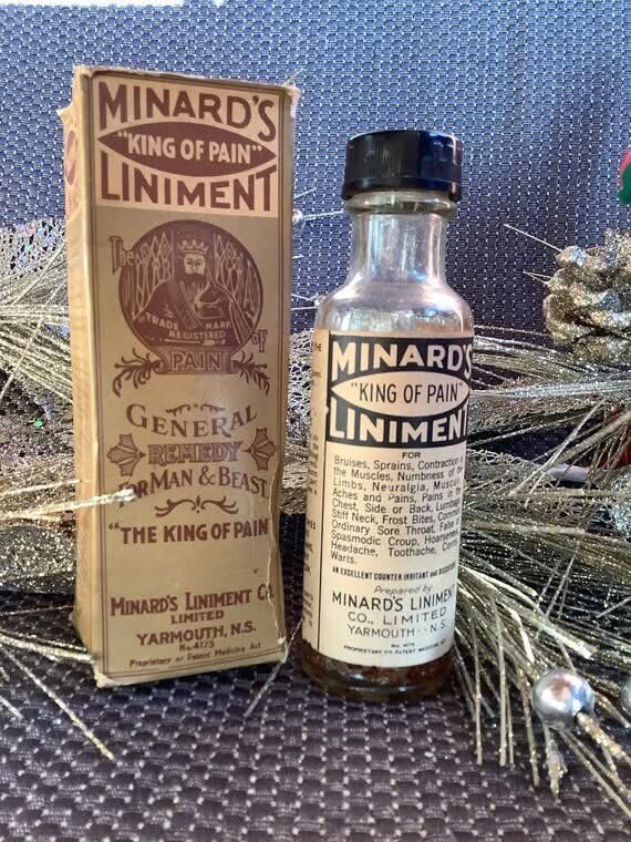 yvan_theriault's tweet photo. Vous souvenez vous Liniment Minard

Un peu d'histoire 

Le liniment Minard est créé par Dr Levi Minard de Nouvelle-Écosse dans les années 1860 pour soulager les douleurs et raideurs musculaires, les maux de dos et les douleurs arthritiques entre autres. D’abord populaire dans les provinces maritimes et à Terre-Neuve, où il était reconnu pour procurer un certain réconfort aux pêcheurs soumis aux froid et à l’humidité de l’océan, le liniment Minard devient aussi un produit convoité au Québec et en Ontario. Cette croissance lui vaut d’être reconnu comme le « King of Pain Relief » à cause du soulagement immédiat qu’il procure. 

La recette du liniment Minard est demeurée secrète pendant plus de 100 ans. Dans les années 1980, des doutes ont été émis quant à l’authenticité de la recette commercialisée par le Dr Minard. Il est possible que le Dr Minard ait finalement commercialisé un produit fabriqué à partir d’une vieille recette de famille qui circulait depuis trois générations à Yarmouth, en Nouvelle-Écosse, et appelée le Liniment Ferguson. Si la recette rendue publique en 1985 est exacte, les fortes odeurs se dégageant de la lotion seraient dues à l’essence de térébenthine, l’ammoniac liquide, les sels d’ammonium et la le camphre

À l’origine, le liniment Minard était destiné à une utilisation autant chez l’humain et que chez les animaux. Comme bien d’autres remèdes vendus au tournant du 20e siècle, les bienfaits du médicament étaient souvent amplifiés dans les publicités. Ainsi, le liniment Minard pouvait servir au traitement d’une trentaine de maladies chez l’humain, et au moins une quinzaine chez les chevaux, les bovins, les moutons et les chiens. Sur les vieilles étiquettes du liniment Minard, qui était alors vendu en bouteille, il est mentionné que le produit peut soulager, chez l’humain, les douleurs rhumatoïdes mineures, la gorge irritée, la névralgie, les douleurs liées au nerf sciatique, le croup, la bronchite, les maux de dents, les maux de tête, les maux d’oreille, les brûlures, les piqûres diverses, les abcès, les plaies ou les meurtrissures. Chez les animaux il était possible, toujours selon la publicité, de traiter les coliques, la toux et les maladies des sabots, pieds et pies de vache avec le liniment Minard. 

Le liniment de Minard a été fabriqué et embouteillé en Nouvelle-Écosse jusqu’en 1967, soit au moment où la production a été déplacée vers l’Ontario. Dr Minard a cédé les droits sur son produit à son gendre près d’une décennie après sa commercialisation. La compagnie a changé de main à plusieurs reprises au cours du siècle. Les propriétaires ayant pris possession de la compagnie au début du 20e siècle, ont adopté une stratégie publicitaire agressive afin que le produit devienne étroitement associé au soulagement de la douleur. En 1916, les publicités du liniment de Minard apparaissaient dans plus de 800 journaux et panneaux-réclames à travers le Canada, et les ventes sont passées de 310 000 bouteilles en 1905 à près de 700 000 en 1916. La compagnie a été achetée par Stella Pharmaceutical en 1998.

Le liniment de Minard est homologué comme produit de santé naturel par Santé Canada depuis 2010. Les usages qui lui sont reconnus aujourd’hui sont de soulager rapidement et temporairement les douleurs musculaires et arthritiques, maux de dos, courbatures, rhumatismes. 

Recherche fait par Daniel Brosseau

Source de l'histoire -----------------------A brief history. Minard’s Liniment : https://t.co/TLYTyRVPf1 (page consultée le 20 mars 2013).