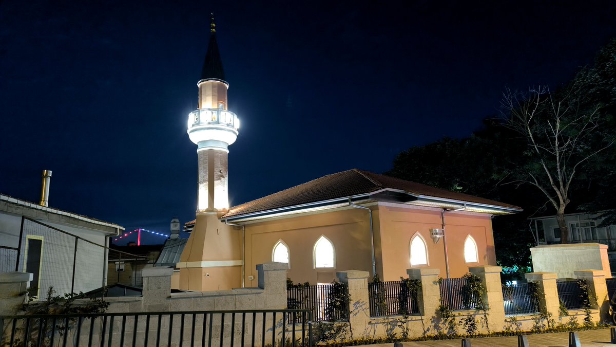 UskudarKaymakam's tweet photo. Kandilli Sultan Mahmud-u Evvel Camii yeniden ibadete açıldı..

Üsküdar Kandilli Mahallesinde bulunan Kandilli Sultan Mahmud-u Evvel Camii, Vakıflar Genel Müdürlüğü’nün koordinasyonunda ve hayırsever Ayhan Ailesi'nin katkılarıyla, aslına uygun olarak yapılan restorasyon neticesinde yeniden ibadete açıldı.

Kaymakamımız Sn. Adem Yazıcı, camimizde kılınan akşam namazı sonrası vatandaşlarımızla musafaha yaparak, akşam yemeğinde bir araya geldi ve restorasyonu gerçekleştiren Namık ve Taha Ayhan Ailesi'ne teşekkür etti.