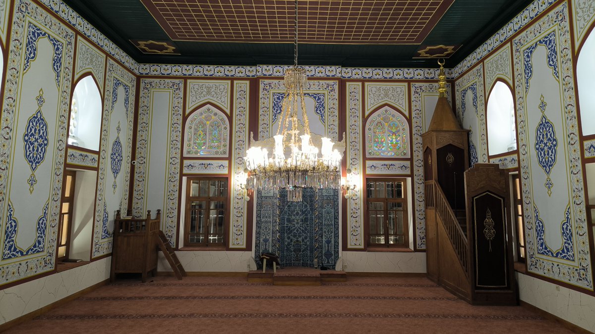 UskudarKaymakam's tweet photo. Kandilli Sultan Mahmud-u Evvel Camii yeniden ibadete açıldı..

Üsküdar Kandilli Mahallesinde bulunan Kandilli Sultan Mahmud-u Evvel Camii, Vakıflar Genel Müdürlüğü’nün koordinasyonunda ve hayırsever Ayhan Ailesi'nin katkılarıyla, aslına uygun olarak yapılan restorasyon neticesinde yeniden ibadete açıldı.

Kaymakamımız Sn. Adem Yazıcı, camimizde kılınan akşam namazı sonrası vatandaşlarımızla musafaha yaparak, akşam yemeğinde bir araya geldi ve restorasyonu gerçekleştiren Namık ve Taha Ayhan Ailesi'ne teşekkür etti.