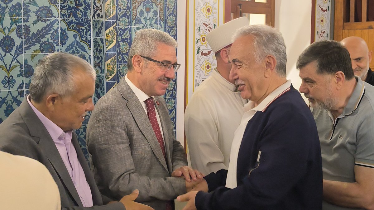 UskudarKaymakam's tweet photo. Kandilli Sultan Mahmud-u Evvel Camii yeniden ibadete açıldı..

Üsküdar Kandilli Mahallesinde bulunan Kandilli Sultan Mahmud-u Evvel Camii, Vakıflar Genel Müdürlüğü’nün koordinasyonunda ve hayırsever Ayhan Ailesi'nin katkılarıyla, aslına uygun olarak yapılan restorasyon neticesinde yeniden ibadete açıldı.

Kaymakamımız Sn. Adem Yazıcı, camimizde kılınan akşam namazı sonrası vatandaşlarımızla musafaha yaparak, akşam yemeğinde bir araya geldi ve restorasyonu gerçekleştiren Namık ve Taha Ayhan Ailesi'ne teşekkür etti.