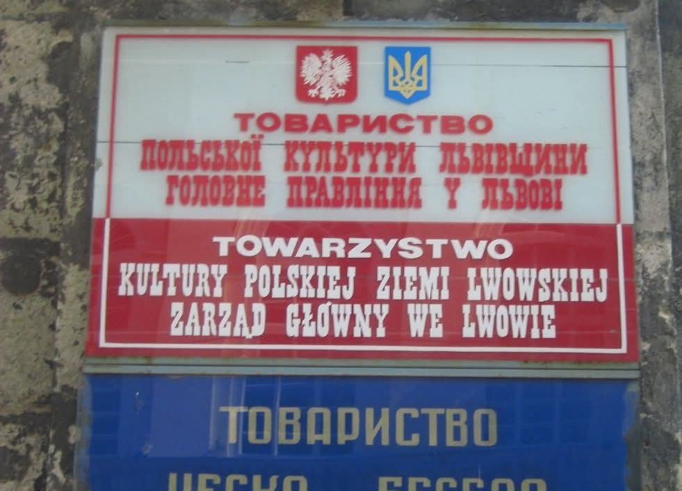 krulbijedame's tweet photo. A wiecie, że we Lwowie właśnie wyrzucono na bruk Polaków z tego Towarzystwa? Rada Lwowa wypowiedziała im umowę. Będzie jakaś adekwatna reakcja? Dużo tych ukraińskich domów się w Polsce narobiło... https://t.co/jlHUhd3v38