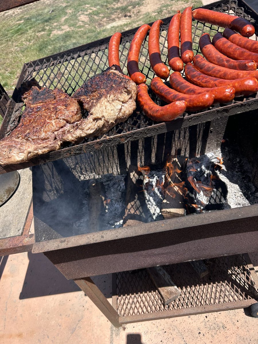 ELChicanoUSC's tweet photo. TRI TIPS

LINGUCIA

OVER RED OAK WOOD

805 BBQ

IF THEY TOLD YOU CALIFORNIA DONT GOT GOOD BBQ THEY LIED TO YOU… https://t.co/L22BBFw2nU