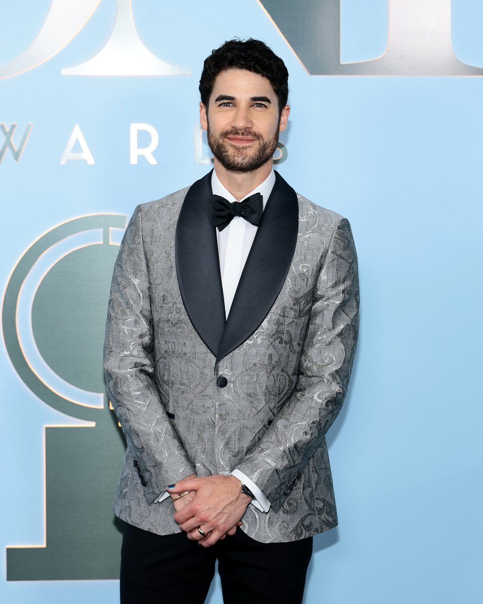 iHeartRadioBway's tweet photo. Our bestie and TONY AWARD WINNER @DarrenCriss has arrived to the #TonyAwards 👏✨ https://t.co/qEUelhJage