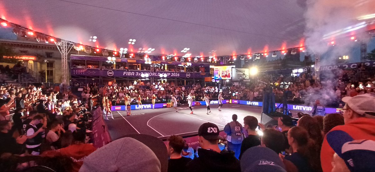 LuqueH81's tweet photo. Finał MŚ 3x3 w Warszawie kto nie widział polecam sie zainteresować. Sport gdzie cały czas się coś dzieje bo na akcję masz 12 sekund. Sport gdzie dostaniesz po twarzy bez faulu. Sport gdzie za udawanie dostajesz karę. Sport gdzie bezpieczną przewagę stracisz w 30 sekund. #Dawaj3x3 https://t.co/VhpgacaJUG