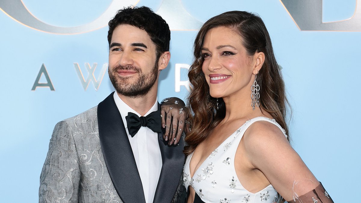 iHeartRadioBway's tweet photo. Our bestie and TONY AWARD WINNER @DarrenCriss has arrived to the #TonyAwards 👏✨ https://t.co/qEUelhJage