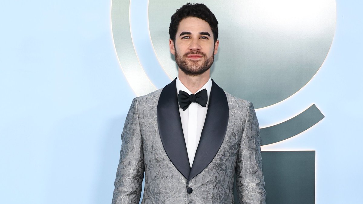 iHeartRadioBway's tweet photo. Our bestie and TONY AWARD WINNER @DarrenCriss has arrived to the #TonyAwards 👏✨ https://t.co/qEUelhJage