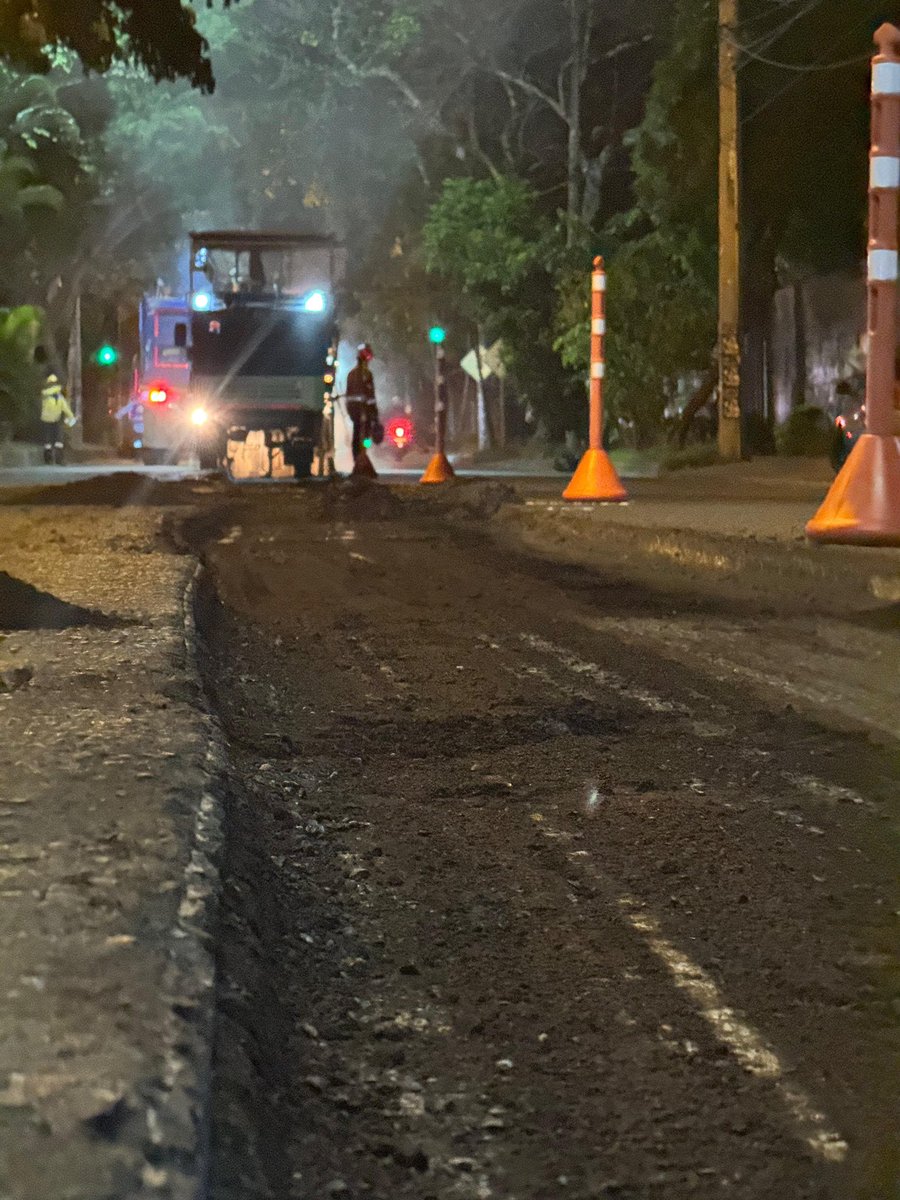 chalocali's tweet photo. En la @AlcaldiaDeCali de @alejoeder cuando dicen "A por Ellos" van es con todo a acabar de raíz con los huecos en Cali. La carrera 70, que une Avenida Pasoancho con Autopista Suroriental, ya está recibiendo la mano que necesita en ambos lados. Definitivamente #CaliEstaEnObra. https://t.co/AWTyRGSJHR