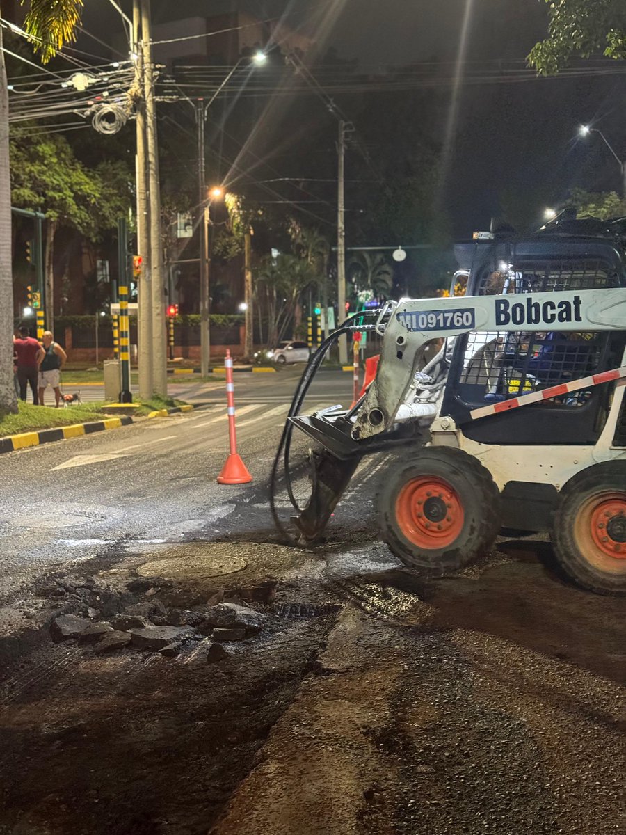 chalocali's tweet photo. En la @AlcaldiaDeCali de @alejoeder cuando dicen "A por Ellos" van es con todo a acabar de raíz con los huecos en Cali. La carrera 70, que une Avenida Pasoancho con Autopista Suroriental, ya está recibiendo la mano que necesita en ambos lados. Definitivamente #CaliEstaEnObra. https://t.co/AWTyRGSJHR