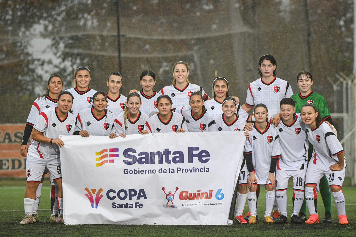NewellsFem's tweet photo. #CopaSantaFe | FINAL DEL PRIMER TIEMPO 🤝🏼

Las dirigidas por Octavio Larrea, igualan en la ida frente a Adiur por 0 a 0.

#VamosNewells❤️🖤 https://t.co/XB9UypZFaT