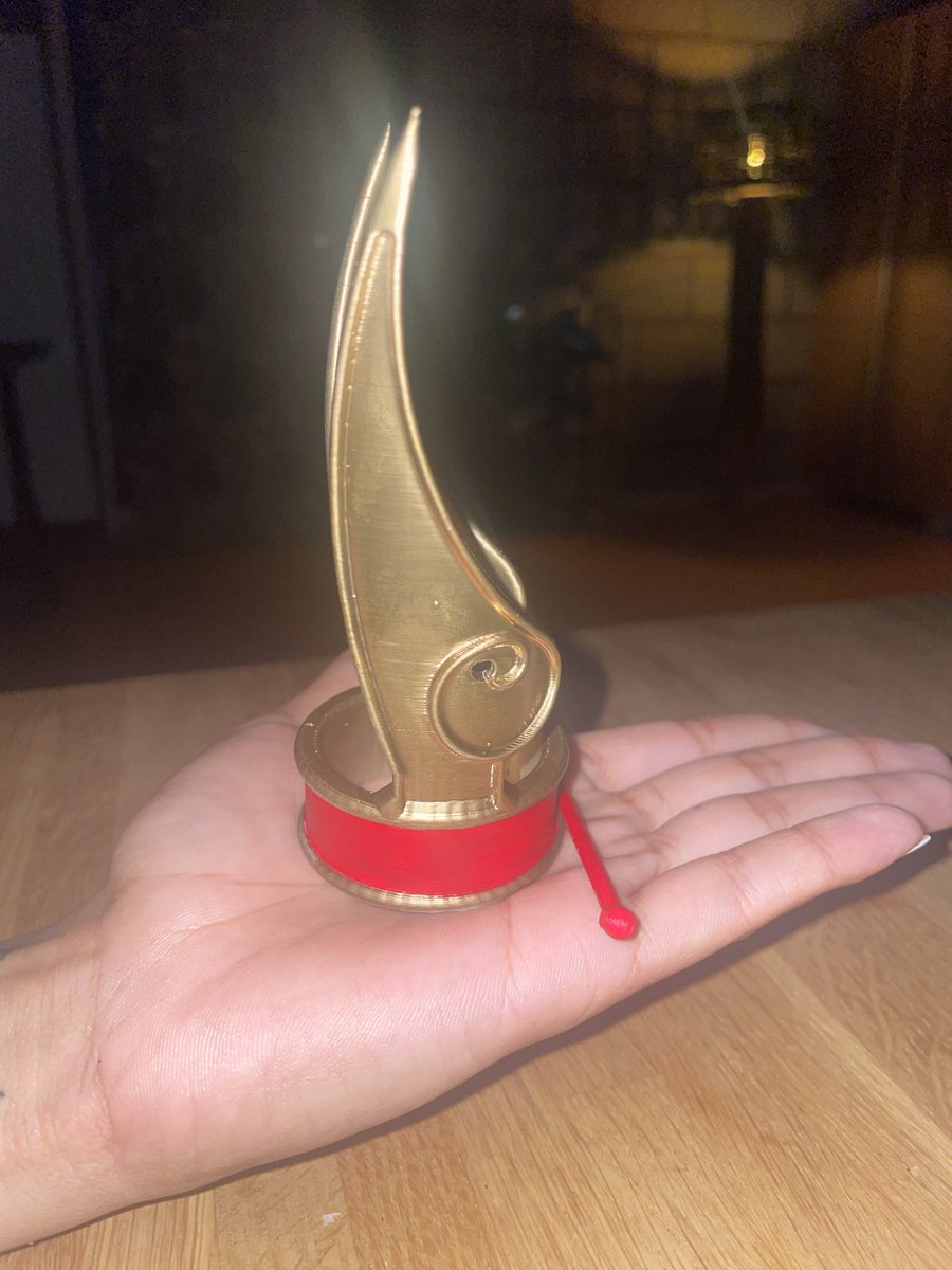Semsaprick's tweet photo. ComicCon in een paar weken! M’n studenten hebben het 3D geprint voor mij😍 https://t.co/172UInRagm