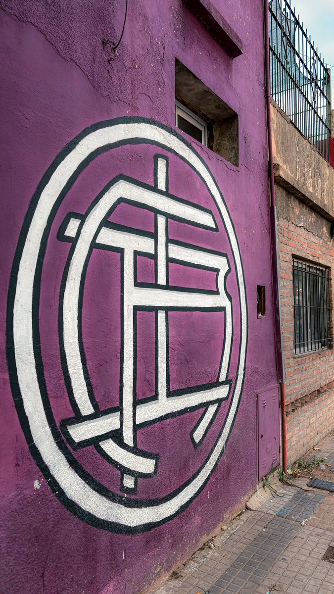 SentGranate's tweet photo. "Me voy corriendo a ver que escribe en mi pared la tribu de mi calle" https://t.co/KAL9IevaZB