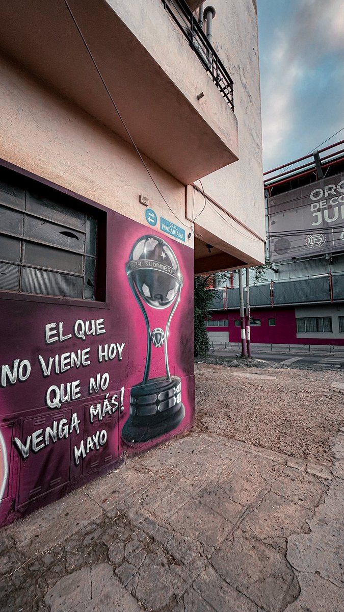 SentGranate's tweet photo. "Me voy corriendo a ver que escribe en mi pared la tribu de mi calle" https://t.co/KAL9IevaZB