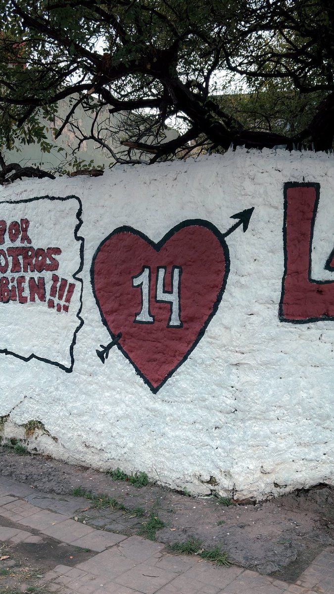 SentGranate's tweet photo. "Me voy corriendo a ver que escribe en mi pared la tribu de mi calle" https://t.co/KAL9IevaZB