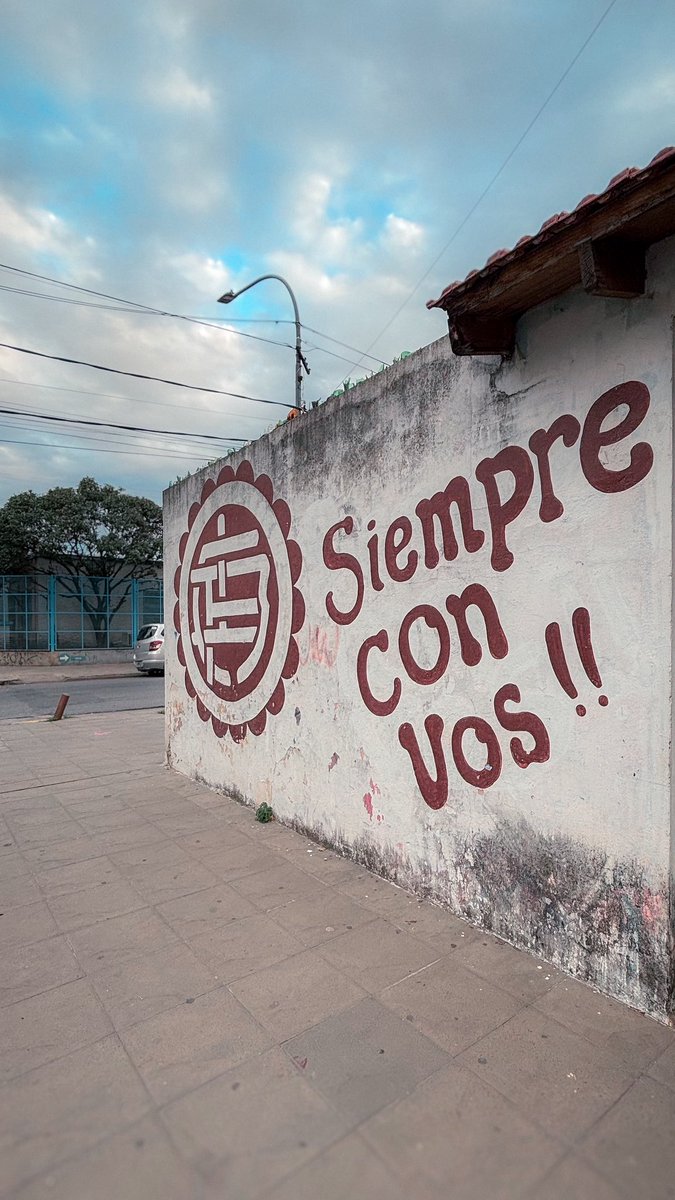 SentGranate's tweet photo. "Me voy corriendo a ver que escribe en mi pared la tribu de mi calle" https://t.co/KAL9IevaZB