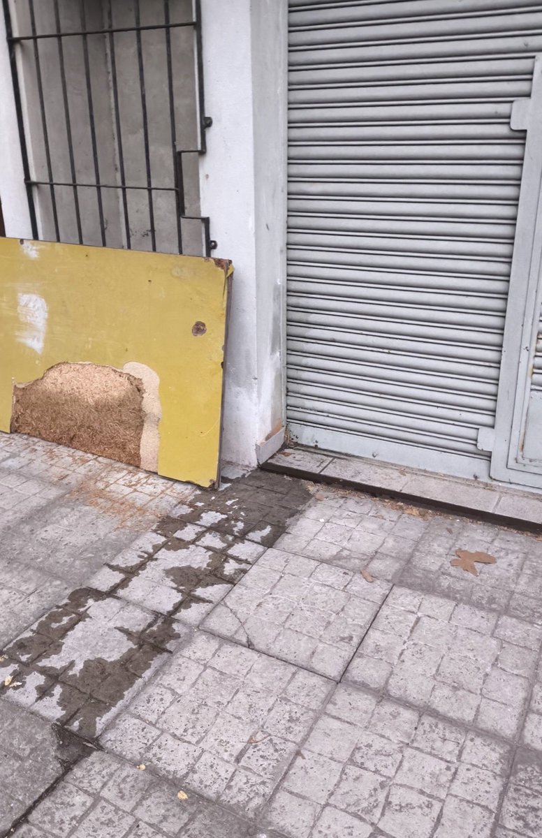 avellaneda_real's tweet photo. “Hola. Disculpa pero quería mandarte. Si pueden publicar algo... Que es un desastre lo que la gente que está acá con lo del Indio está haciendo. Solo de alrededores, y la gente nos está orinando y defecando las puertas de las casas! 
LAS PUERTAS!”

Vecina https://t.co/dzG1rRn6U5