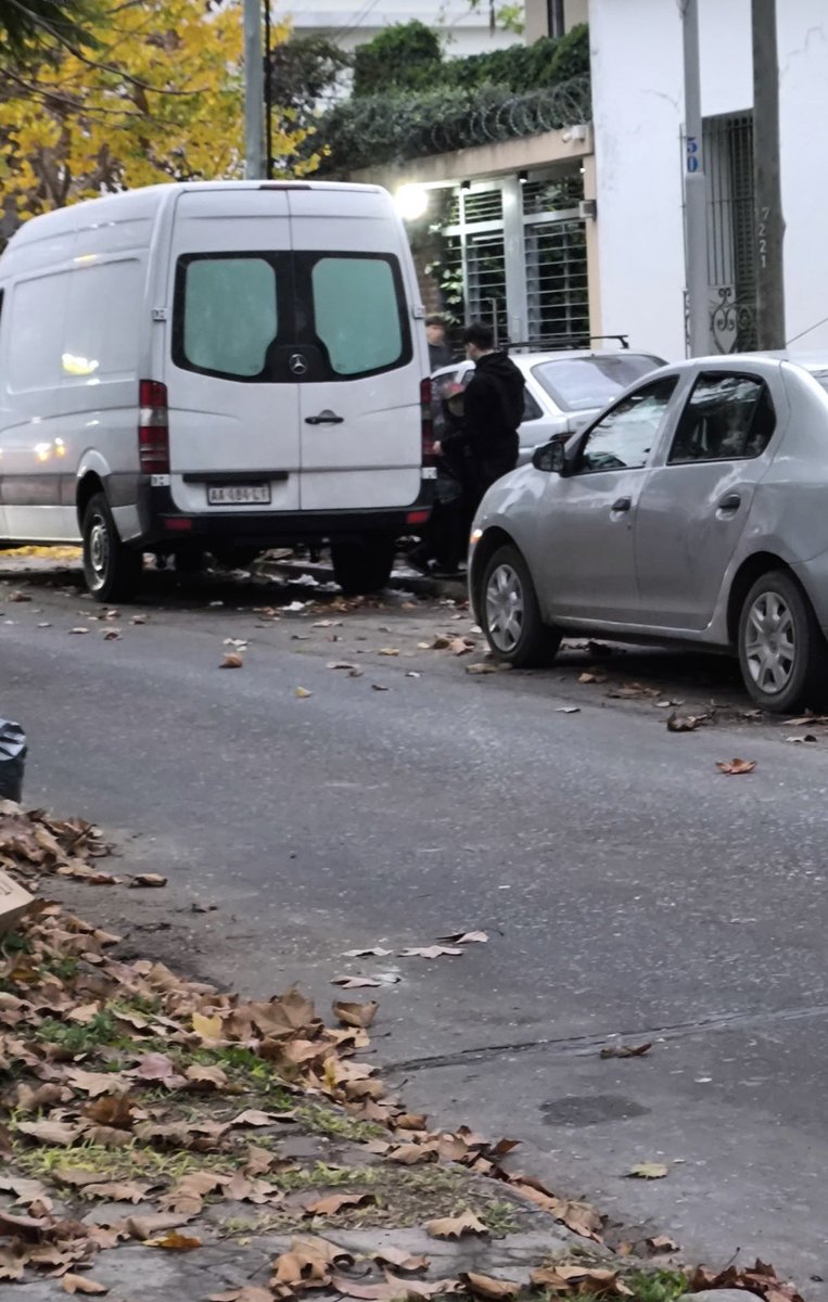 avellaneda_real's tweet photo. “Hola. Disculpa pero quería mandarte. Si pueden publicar algo... Que es un desastre lo que la gente que está acá con lo del Indio está haciendo. Solo de alrededores, y la gente nos está orinando y defecando las puertas de las casas! 
LAS PUERTAS!”

Vecina https://t.co/dzG1rRn6U5