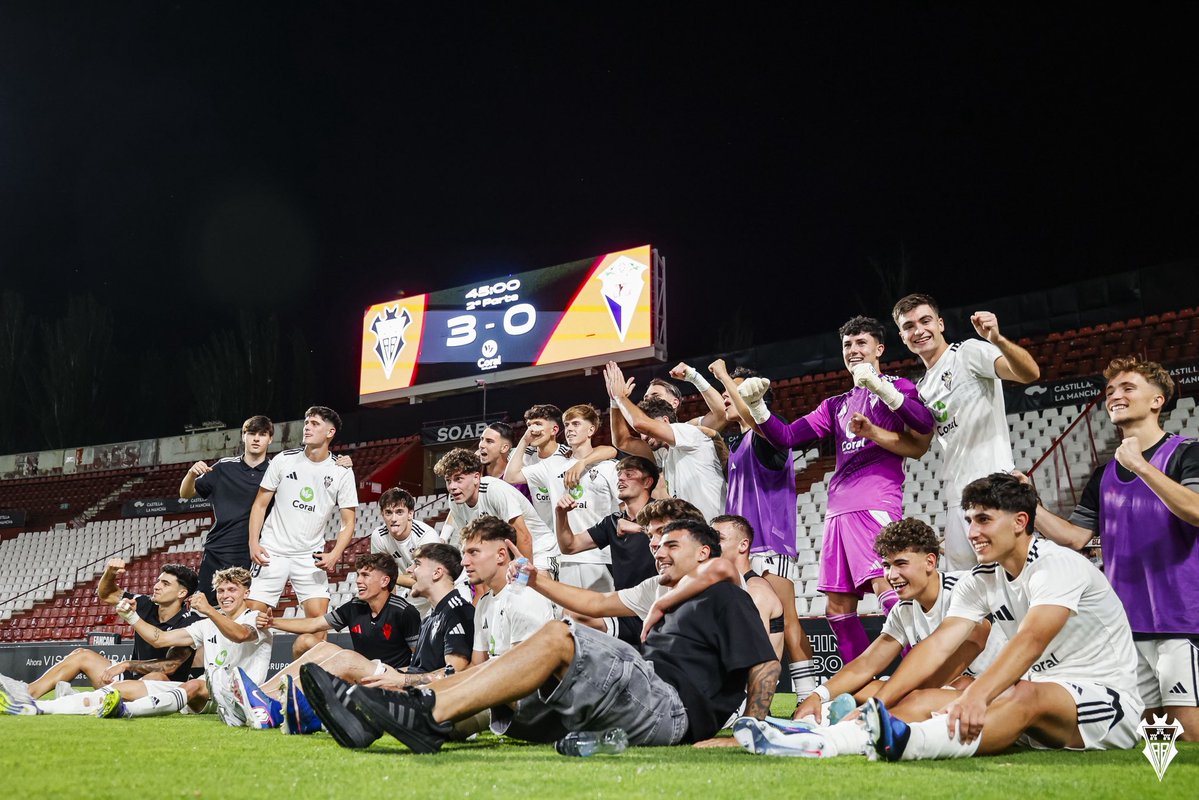 AlbaceteBPSAD's tweet photo. Qué noche la de aquel día 🤍

#AtléticoAlbacete https://t.co/MRhK6Vu08t