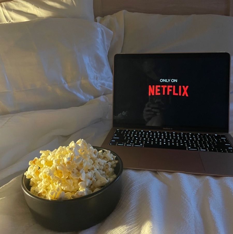 itsrafadream's tweet photo. não tem nada mais gostoso que passar a tarde toda assistindo uma série, filme. https://t.co/YjKpbHoHbp