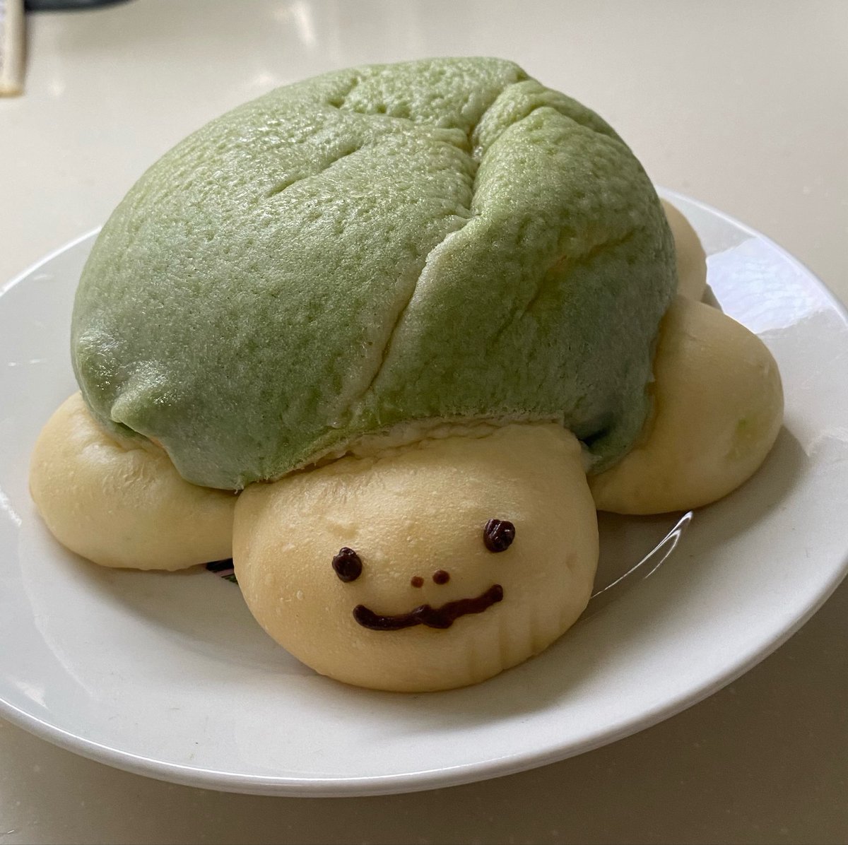 maruyasu0823's tweet photo. おはようシープ〜🐏☀️
今日の朝ごはんはかめろんぱんでかわいくてなかなか食べれなかったやす男です🍈🐢
つぶらな瞳で見つめられてしばらく
にらめっこしとりました笑笑
癒しからあじまる朝ということで
月曜日♪月曜日♪（洗脳済）
お仕事がんばるぞおおお！！
皆さん素敵な日を🍀 https://t.co/XH7W0z0mMr