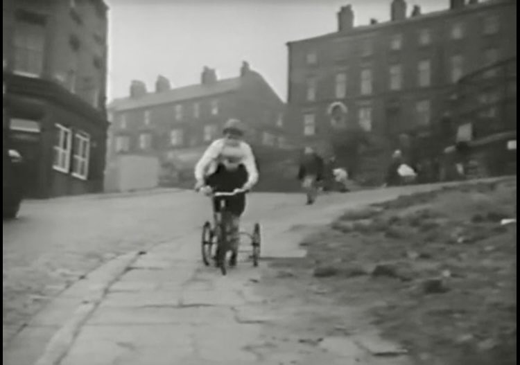 George2Hello's tweet photo. #タイトルに地名が入る映画
#本日の英国ビート 

“Ferry Cross The Mersey” 1964
Gerry & The Pacemakers 

同郷のビートルズとともにブライアン・エプスタインのマネジメントにより英国ビートブーム黎明期に早々に見出され、やがて世界的人気を獲得していったリヴァプールのヒーロー、Gerry & The Pacemakers 主演による唯一の英国製劇映画。残念ながら日本では東芝によるサントラ盤発売はあったものの、肝心の映画本体はこれまで一度も上映されておらず、アマゾン検索によれば収録DVDは日本向けには配達便宜なしと出るようだ。
主役であり主題歌作曲者のジェリー・マーズデンが演じるのはリヴァプールの音楽好きな画学生。音楽仲間のメンバーとの日常生活、音楽プロモーターとの邂逅チャンス、楽器盗難のピンチ等々のプロット。
キャバーン・クラブでの演奏やマージー河口のバーケンヘッド背景にしたフェリーボート場面などの、彼らの出自に密着したロケーションでの撮影映像もふんだんに楽しめるものになっている。
映画冒頭に出てくる、未整地の瓦礫含みのリヴァプールの街路は、大きな被害を被った大戦中の空襲による放置跡地なのであろうか？そこで子供らが無邪気に遊ぶ、見すぼらしい景観が印象的で、既に出世を果たした存在として煌びやかなロンドンで多忙な一日半を過ごすビートルズの初主演映画と好対照であったのが印象深い。終盤の音楽コンテスト場面に客演する、やはり同郷のシラ・ブラックの歌唱場面など、見どころもあり。なお、映画で流れる①や③は、レコード版とは異なる劇伴アレンジだった。

① (the title song →邦題は「マージー河のフェリー・ボート」)
https://t.co/0Pnij9gaUQ

②”Why Oh Why”
https://t.co/vyznVv16np

③”All Quiet On The Mersey Front (静かなるマージー)"
(Incidental music by George Martin)
https://t.co/EDJRMqX5u8