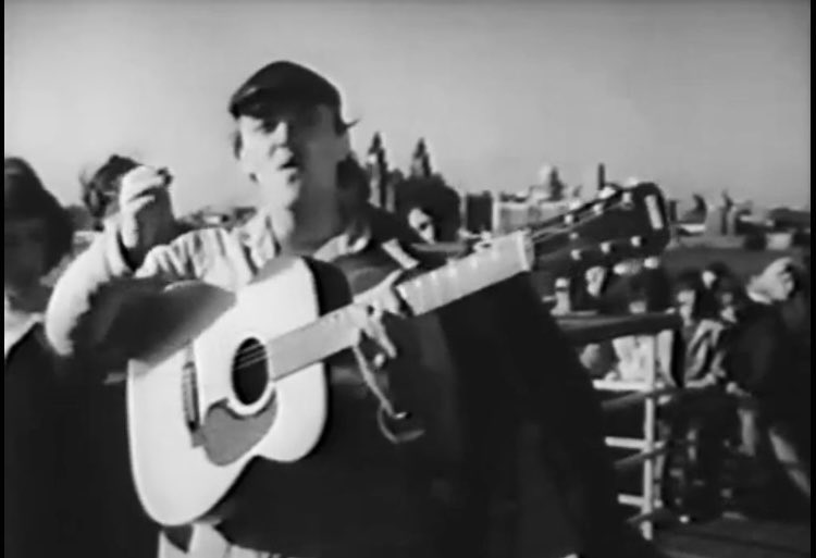 George2Hello's tweet photo. #タイトルに地名が入る映画
#本日の英国ビート 

“Ferry Cross The Mersey” 1964
Gerry & The Pacemakers 

同郷のビートルズとともにブライアン・エプスタインのマネジメントにより英国ビートブーム黎明期に早々に見出され、やがて世界的人気を獲得していったリヴァプールのヒーロー、Gerry & The Pacemakers 主演による唯一の英国製劇映画。残念ながら日本では東芝によるサントラ盤発売はあったものの、肝心の映画本体はこれまで一度も上映されておらず、アマゾン検索によれば収録DVDは日本向けには配達便宜なしと出るようだ。
主役であり主題歌作曲者のジェリー・マーズデンが演じるのはリヴァプールの音楽好きな画学生。音楽仲間のメンバーとの日常生活、音楽プロモーターとの邂逅チャンス、楽器盗難のピンチ等々のプロット。
キャバーン・クラブでの演奏やマージー河口のバーケンヘッド背景にしたフェリーボート場面などの、彼らの出自に密着したロケーションでの撮影映像もふんだんに楽しめるものになっている。
映画冒頭に出てくる、未整地の瓦礫含みのリヴァプールの街路は、大きな被害を被った大戦中の空襲による放置跡地なのであろうか？そこで子供らが無邪気に遊ぶ、見すぼらしい景観が印象的で、既に出世を果たした存在として煌びやかなロンドンで多忙な一日半を過ごすビートルズの初主演映画と好対照であったのが印象深い。終盤の音楽コンテスト場面に客演する、やはり同郷のシラ・ブラックの歌唱場面など、見どころもあり。なお、映画で流れる①や③は、レコード版とは異なる劇伴アレンジだった。

① (the title song →邦題は「マージー河のフェリー・ボート」)
https://t.co/0Pnij9gaUQ

②”Why Oh Why”
https://t.co/vyznVv16np

③”All Quiet On The Mersey Front (静かなるマージー)"
(Incidental music by George Martin)
https://t.co/EDJRMqX5u8