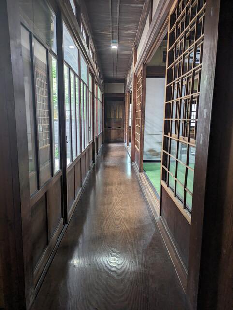 kenchiku_youkan's tweet photo. 静岡県に昭和8年築の旧湯山医院がしばらく売り物件で出ていますが売れていないようです。
広々とした洋間や縁側廊下が一枚板だったりと見所がたくさんで、階段も材が綺麗でしっかりしてそうです。
水回りはアンティークなタイルが素敵。
近代建築に住みたい方に是非。
https://t.co/cT7pm2Ctk5 https://t.co/Y34IpaeTuk