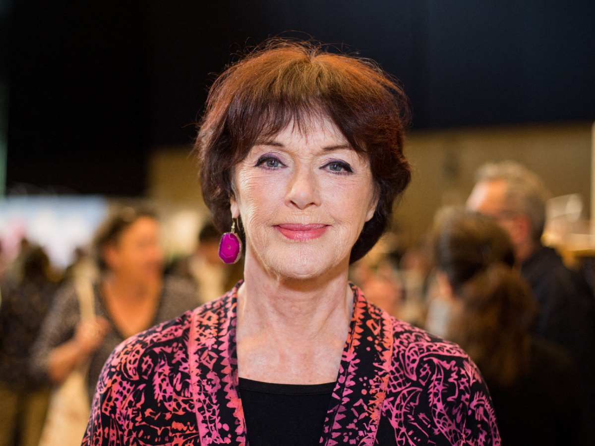 Monascope7's tweet photo. 🗣️ L'actrice Anny Duperey cash sur l'affaire Patrick Bruel : 

« J'avais vu un reportage, il y a longtemps, où les filles se jetaient sur lui. Quand elles sont hystériques et qu'elles veulent quelque chose elles n'ont aucune pudeur. Ça fonce une nana. Ce n'est pas plus doux qu'un garçon quand ça s'y met. C'est peut-être lui qui pourrait porter plainte. 

Je ne sais pas ce qu'il a fait, ce qu'il n'a pas fait, peut-être il a été lourdingue avec des nanas. Est-ce au point de briser une carrière ? Je suis profondément féministe et je pense qu'il y a des choses qui doivent changer.

C'est vrai qu'il y a eu des abus, des abus de pouvoirs, il y a eu des choses terribles. Par contre, cette manie où toutes les semaines il y a un mec connu à abattre, ça, ça m’énerve, on annule ses concerts avant même qu'il ait été jugé. C'est la mise à mort populaire. »

🗞️ @InsidePublic