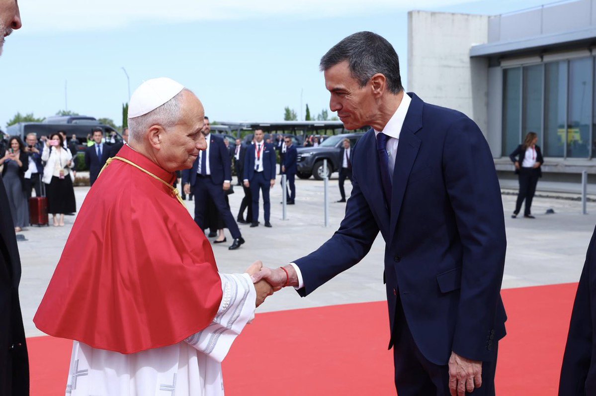 BarbaLight's tweet photo. - Buenas, soy el Papá León XIV.
+ Encantado, yo P.S. Castejón… https://t.co/AhcK1KtyM9