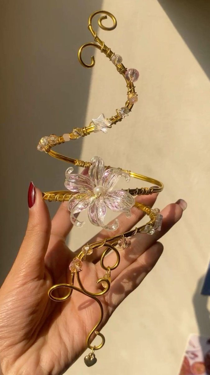 insperarise's tweet photo. golden flower stand ✨ https://t.co/u6yn6hPar0