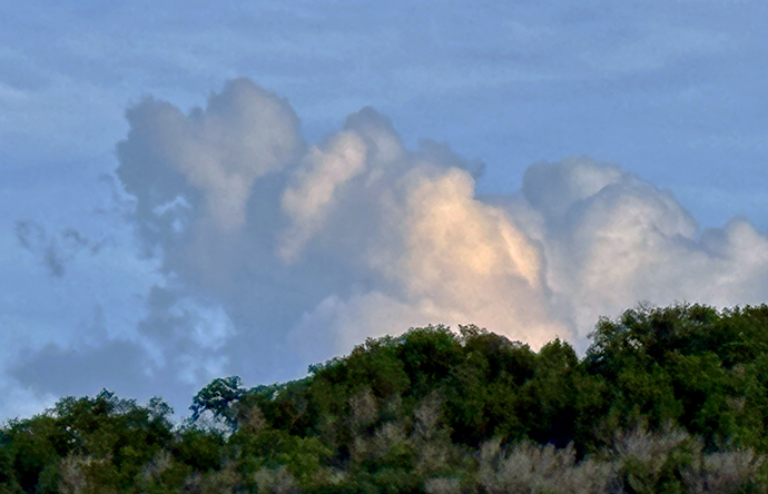 CLARKCGRAVES13's tweet photo. Cloud on a striated, #colorblue background https://t.co/U0AIYJjV5A
