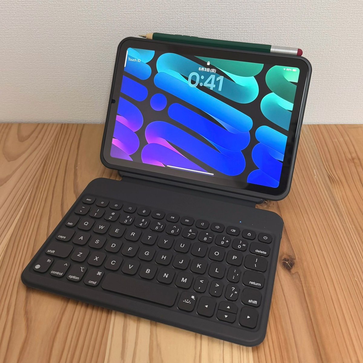etsu_apple1's tweet photo. 断言しますが、iPad miniを「ただの板」にしておくのは損。仕事で使いこなせず泣いていた後輩にこれを教えたら、一瞬でPC代わりの最強マシンに変貌。156度調整スタンドと11個のショートカットキーで、カフェ作業が劇的に快適に。実は、トラックパッドがないからこそ実現できた「あるメリット」が.. https://t.co/CBh6AL2Pcq